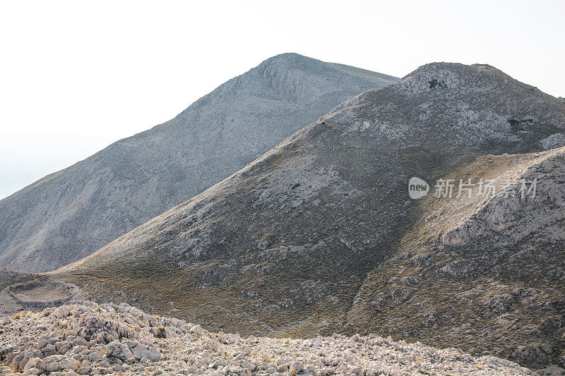 在亚得里亚海的一个岛屿上有山脉的干燥的地中海景观