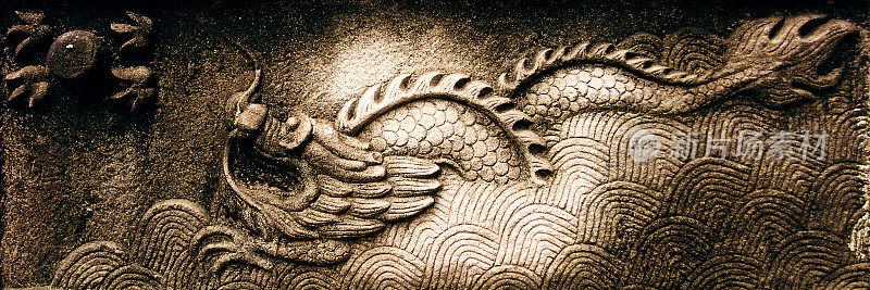 雕刻在石头上的中国龙，象征着至高无上的权威