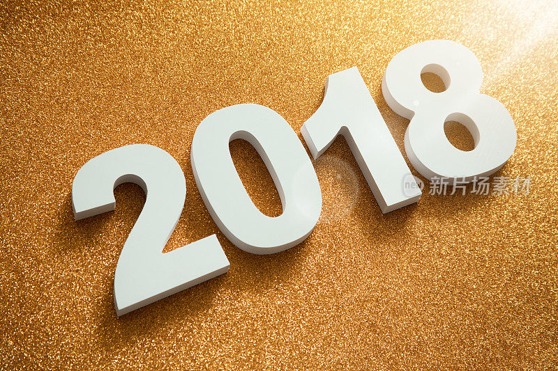2018年新年的文字在闪亮的背景上