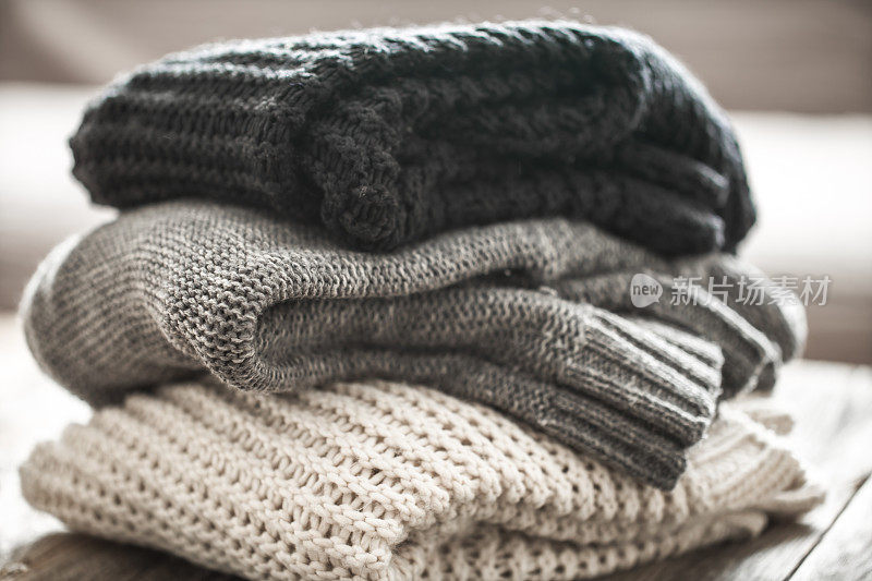 一堆舒适的针织毛衣