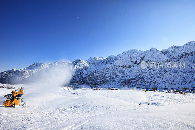 用雪枪造雪滑雪坡人工雪滑雪胜地阳光明媚的意大利阿尔卑斯山白云石业余冬季运动