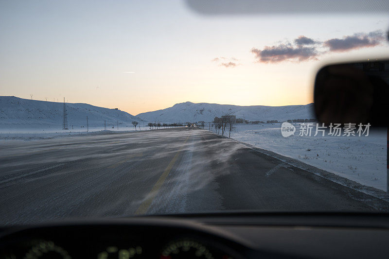 路被雪覆盖，冬天风景空旷