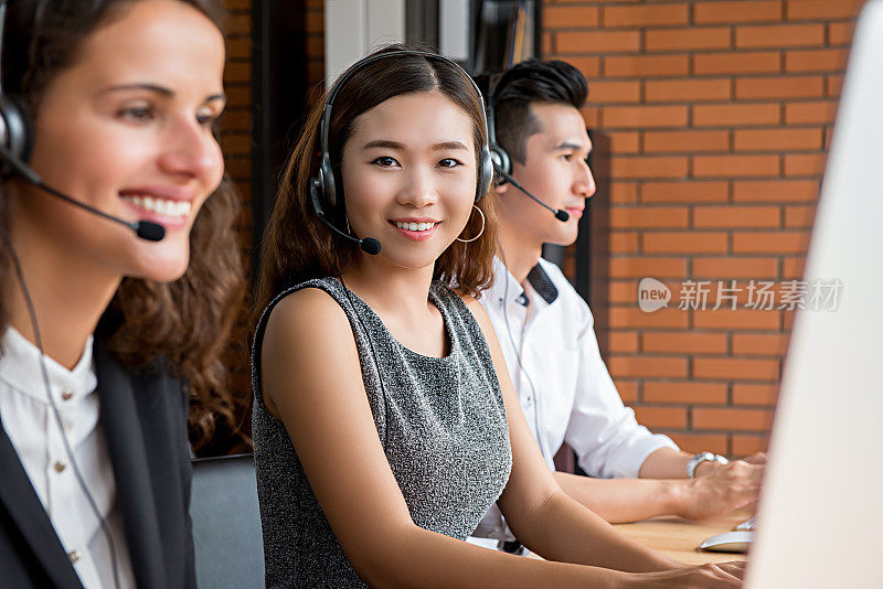 在呼叫中心工作的亚洲女性电话销售客户服务代表