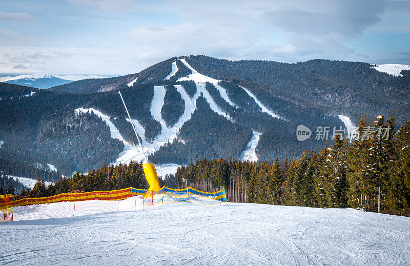 位于乌克兰喀尔巴阡山脉的现代滑雪胜地。在山坡上滑雪