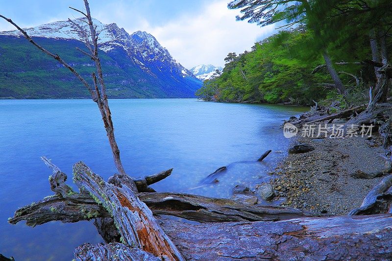 模糊的海湾水-长期暴露乌斯怀亚景观-火地岛，阿根廷