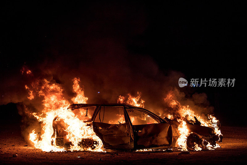 被烧毁的汽车被火焰吞没