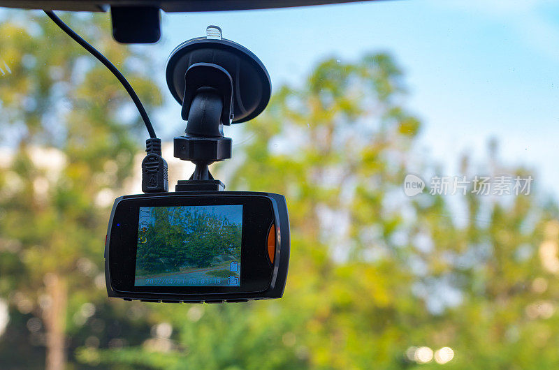 相机记录器安装在车辆前面。