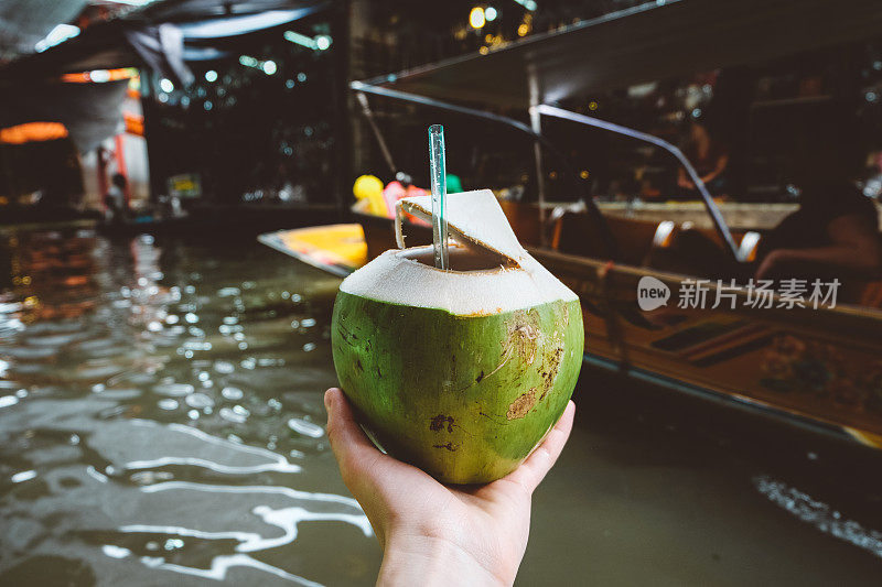 在泰国的水上市场喝椰子