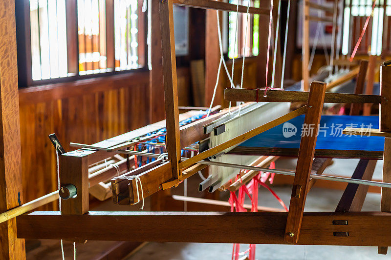 黑色丝绸织造机和泰国传统丝绸的特写。用于自制丝绸纺织品的织布机。