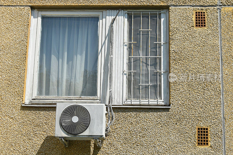 公寓大楼窗户下的空调