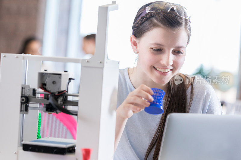 快乐的青少年学生使用3D打印机
