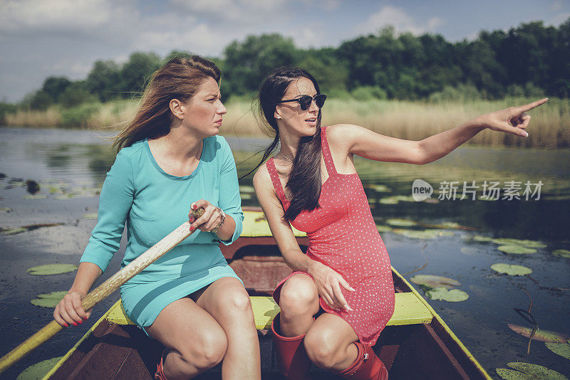 两个漂亮的女孩在一条船上