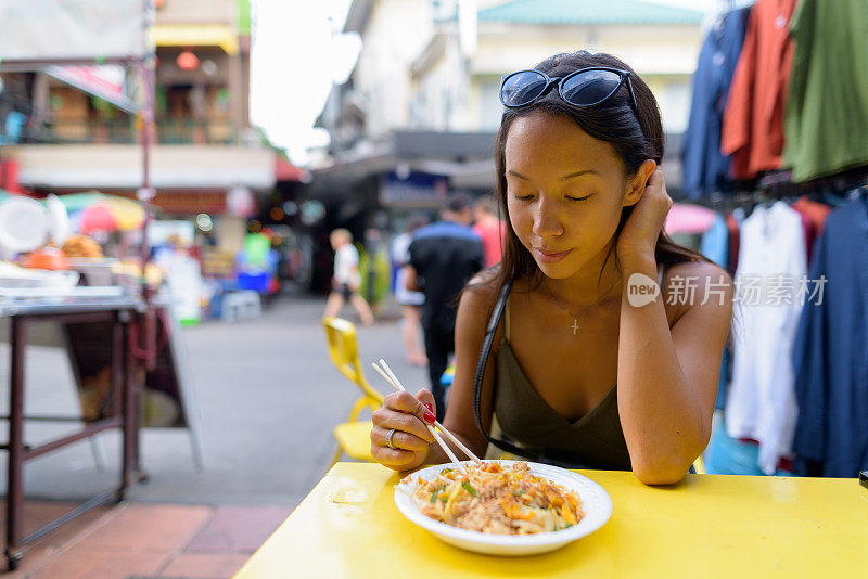 年轻美丽的多民族旅游女人的肖像探索曼谷的城市泰国