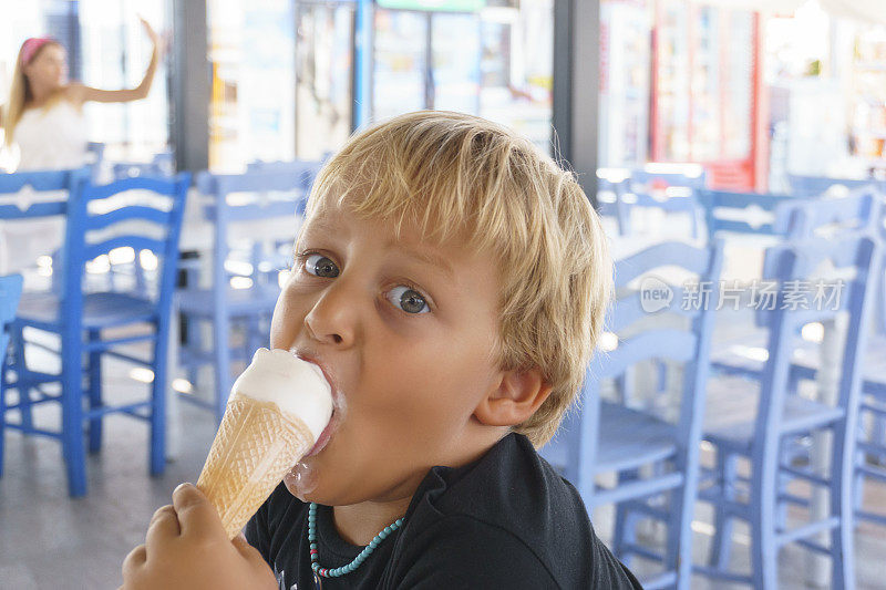男孩和冰淇淋