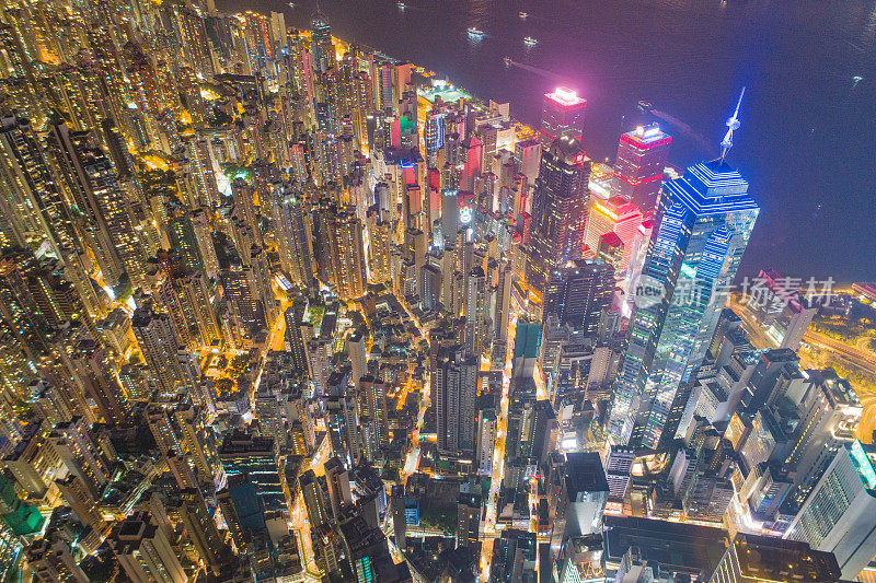 鸟瞰图的香港城市天际线和维多利亚港日落在中国