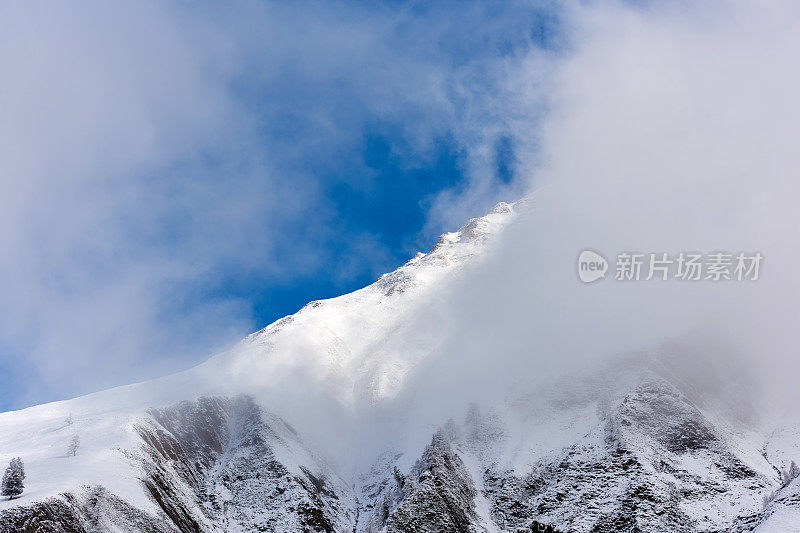 雪山在早晨的雾，瑞士阿尔卑斯山