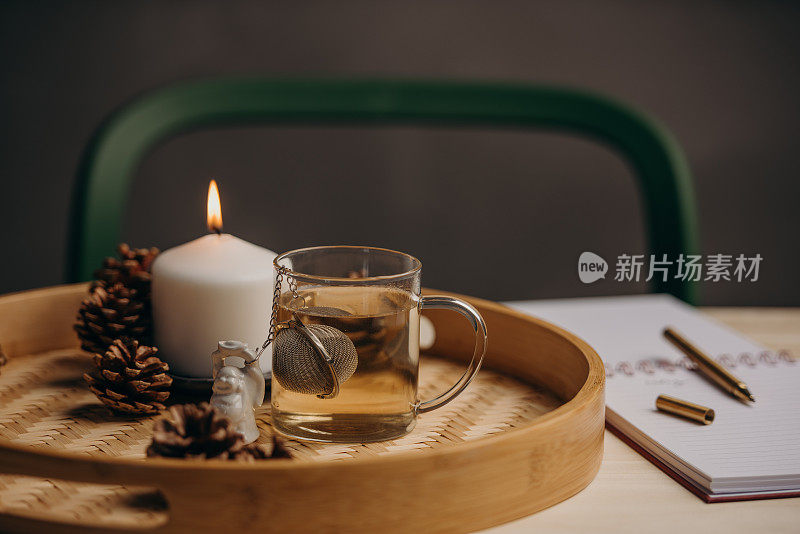 用滤网和玻璃杯盛着舒适的绿茶