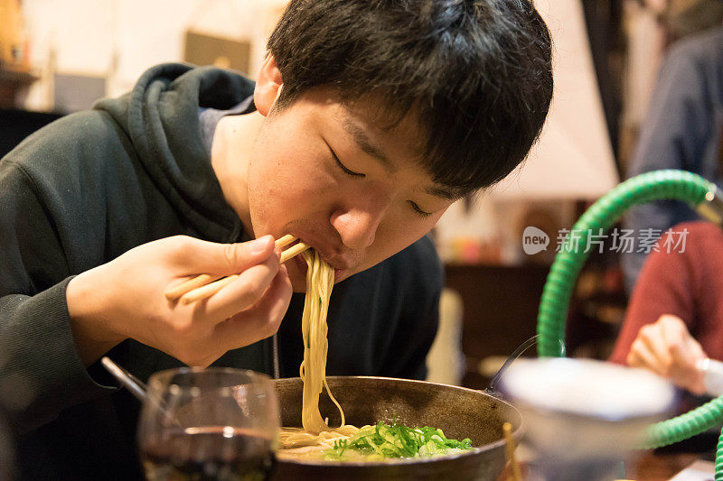 年轻人在吃拉面