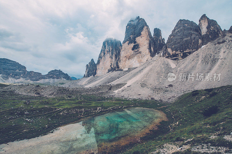 意大利欧洲阿尔卑斯山Dolomites区拉瓦雷多冰城北侧的小湖