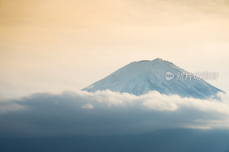 早晨的富士山和川口湖，秋季的富士山在山町。