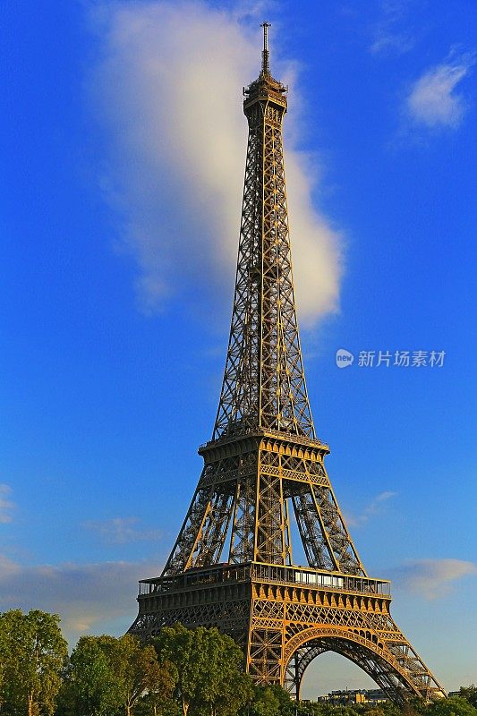 日落时分从特罗卡德罗俯瞰埃菲尔铁塔——法国巴黎