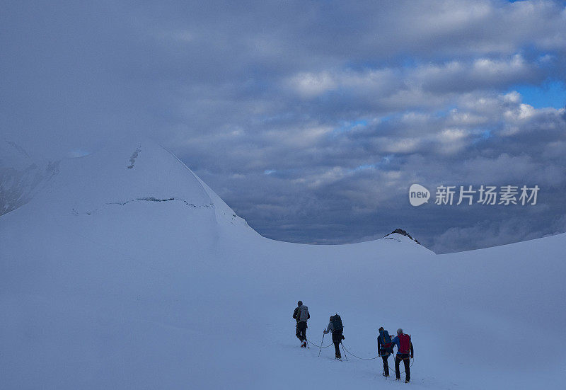 雪坡上的登山队。