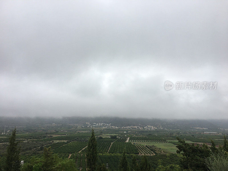 西班牙科斯塔布兰卡奥尔巴附近的暴风雨和雨云