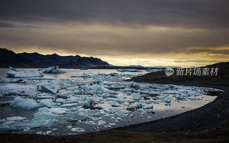 日落时冰岛的Jokulsarlon礁湖冰山