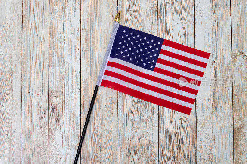 一面美国国旗放在木制的桌面上