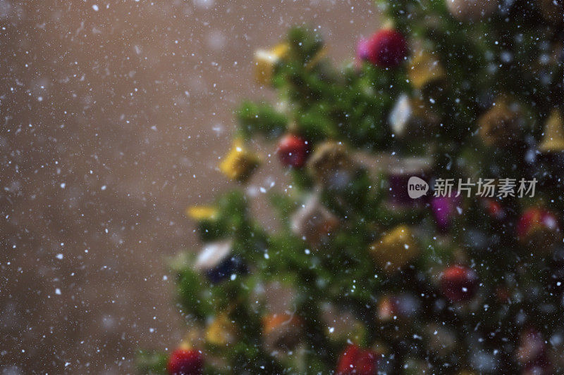 圣诞树散焦背景与雪