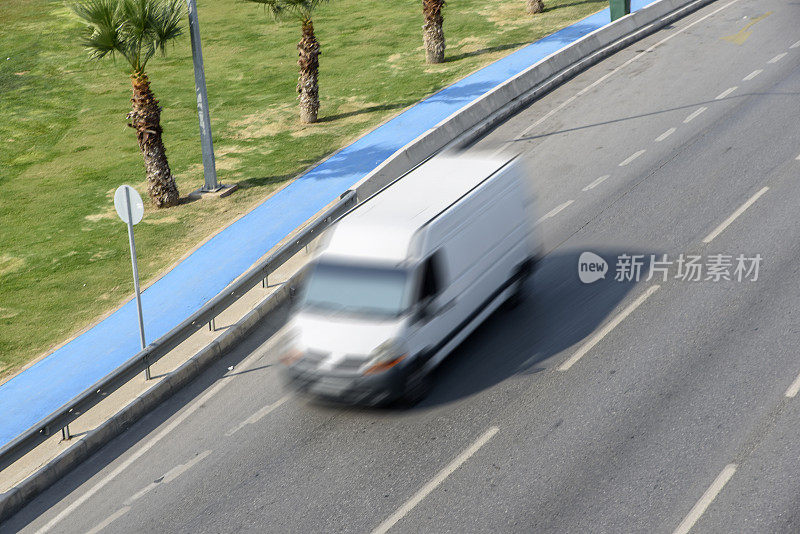 高速公路上的小货车