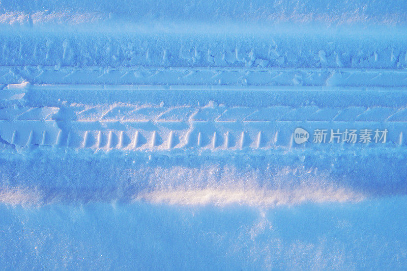 冬天雪地上的车胎痕迹