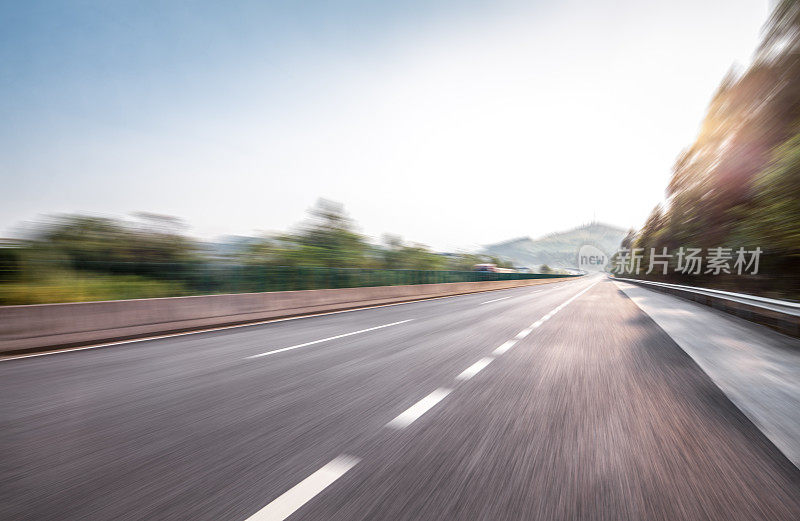 空无一人的道路