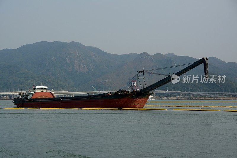 香港大屿山外的工业船