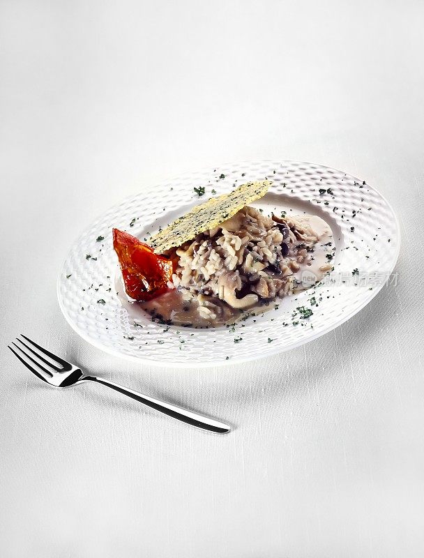 蘑菇意大利烩饭和干西红柿