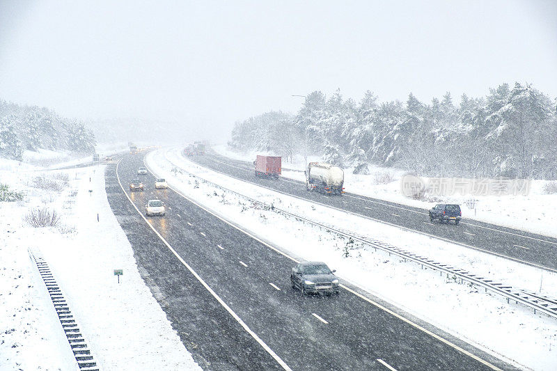 冬季暴风雪期间高速公路上的交通