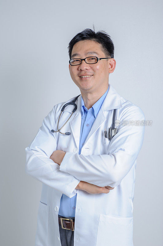 年轻的亚洲医生与听诊器