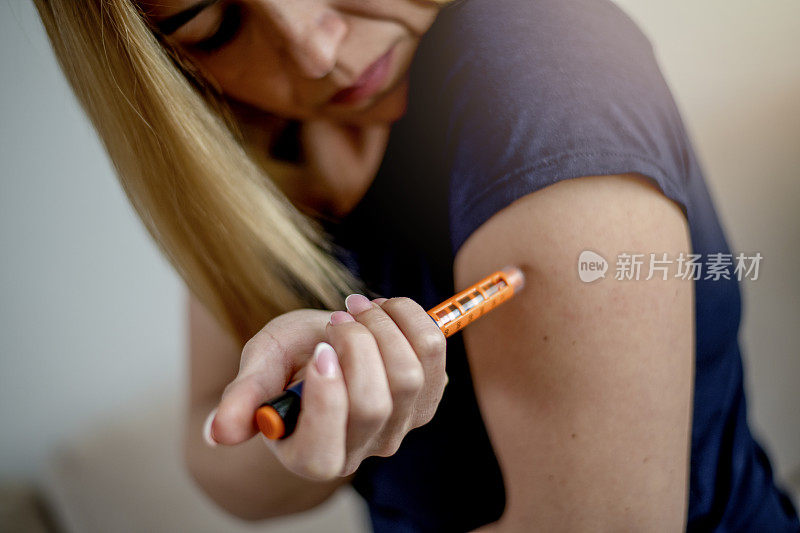 年轻女子在手臂上注射胰岛素