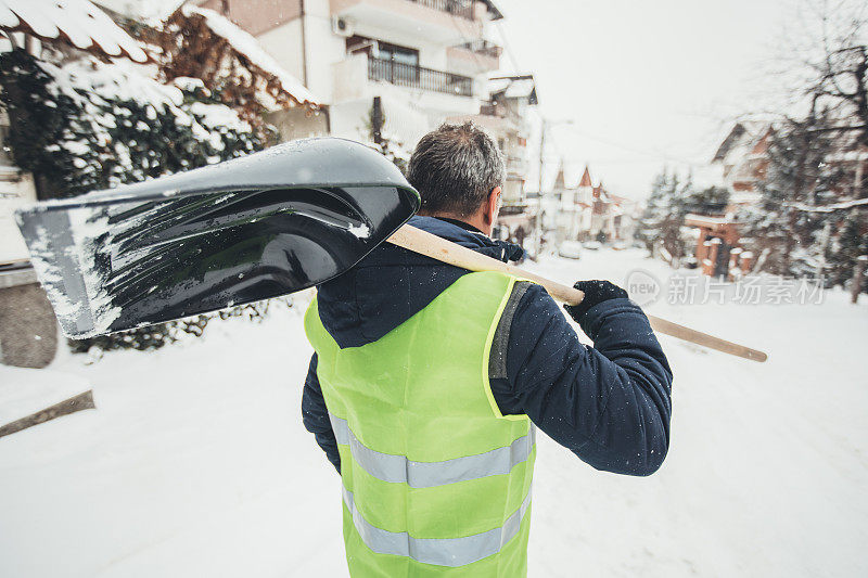 成熟的家伙会用雪铲去清理雪