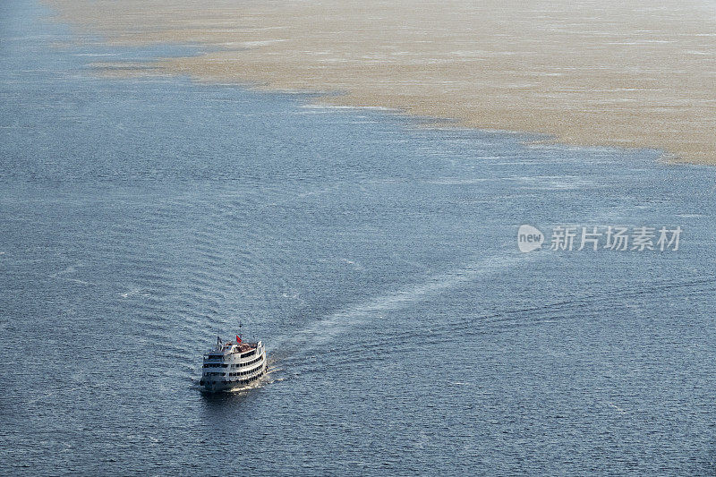 索利莫伊斯河和内格罗河在亚马逊河交汇