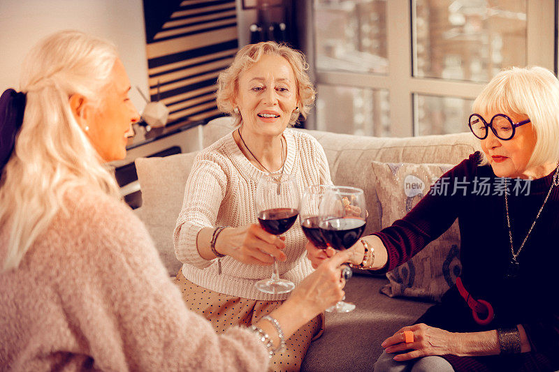 欢欣雀跃的老年妇女庆祝她们的团聚