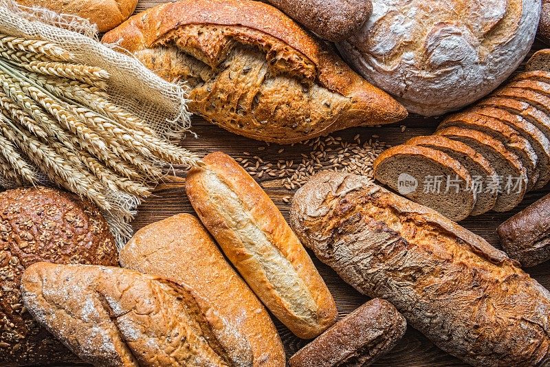 有面包和小麦的静物