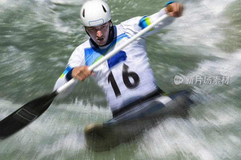正面的年轻男性皮划艇运动员在白水