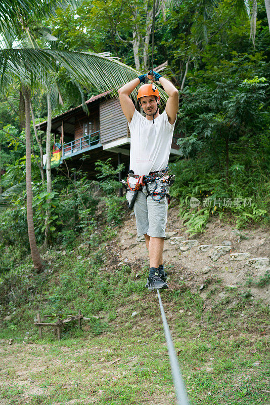 中年男子在森林林冠之旅中玩得很开心。