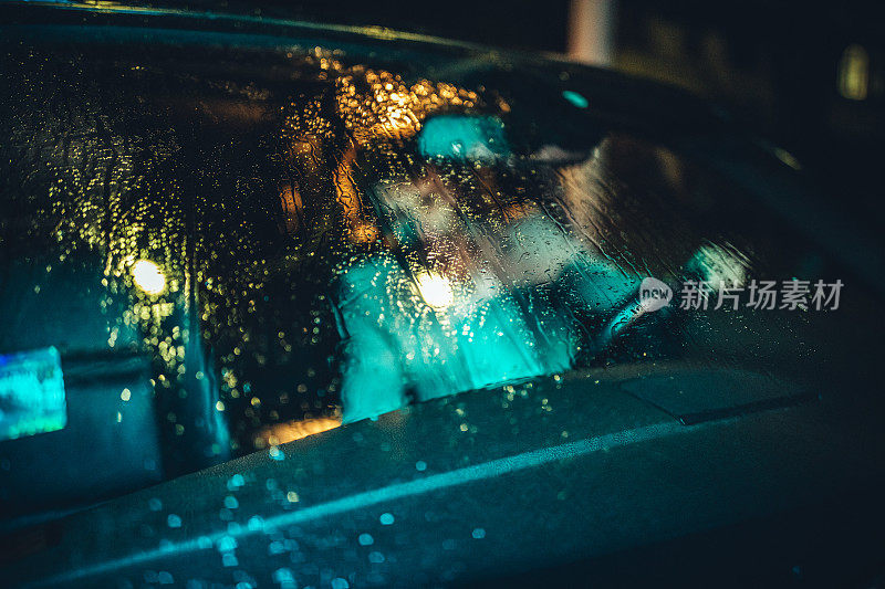 绅士在晚上下雨的时候开车