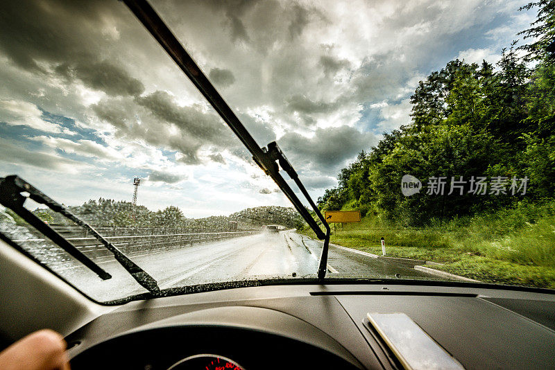 在下雨的公路上驾驶