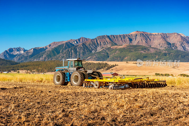 美国俄勒冈州农田上的拖拉机和耙