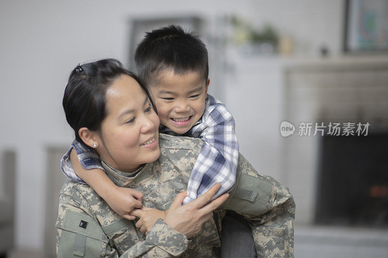 军人妈妈拥抱她的儿子