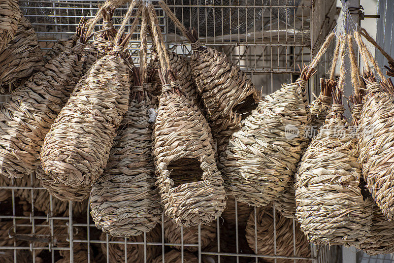 多哈市场的编织鸟巢建筑箱。
