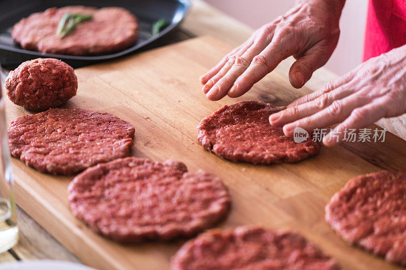 制作汉堡，用手捏碎的肉